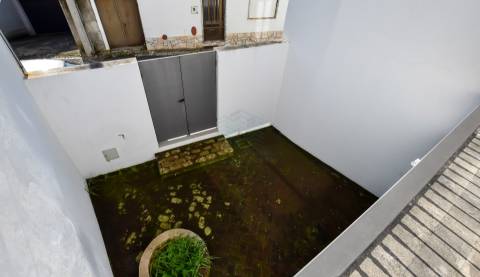 Moradia T3 remodelada com logradouro e terraço — Bugalhos