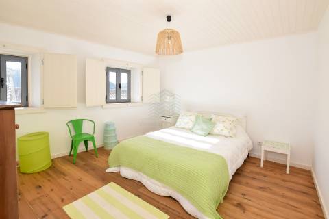 Moradia T3 remodelada com logradouro e terraço — Bugalhos