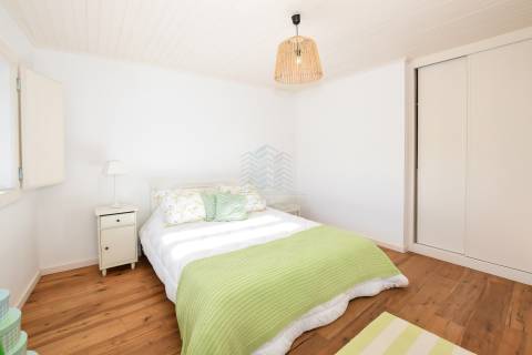 Moradia T3 remodelada com logradouro e terraço — Bugalhos