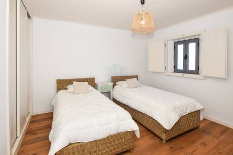 Moradia T3 remodelada com logradouro e terraço — Bugalhos