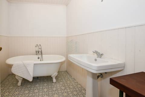 Moradia T3 remodelada com logradouro e terraço — Bugalhos