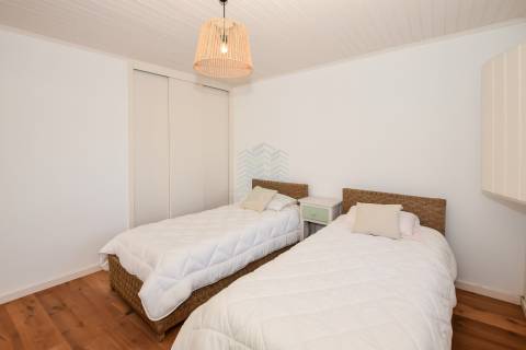 Moradia T3 remodelada com logradouro e terraço — Bugalhos