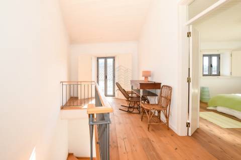 Moradia T3 remodelada com logradouro e terraço — Bugalhos