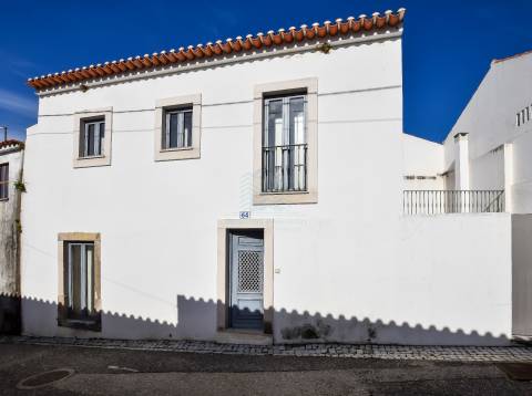 Moradia T3 remodelada com logradouro e terraço — Bugalhos