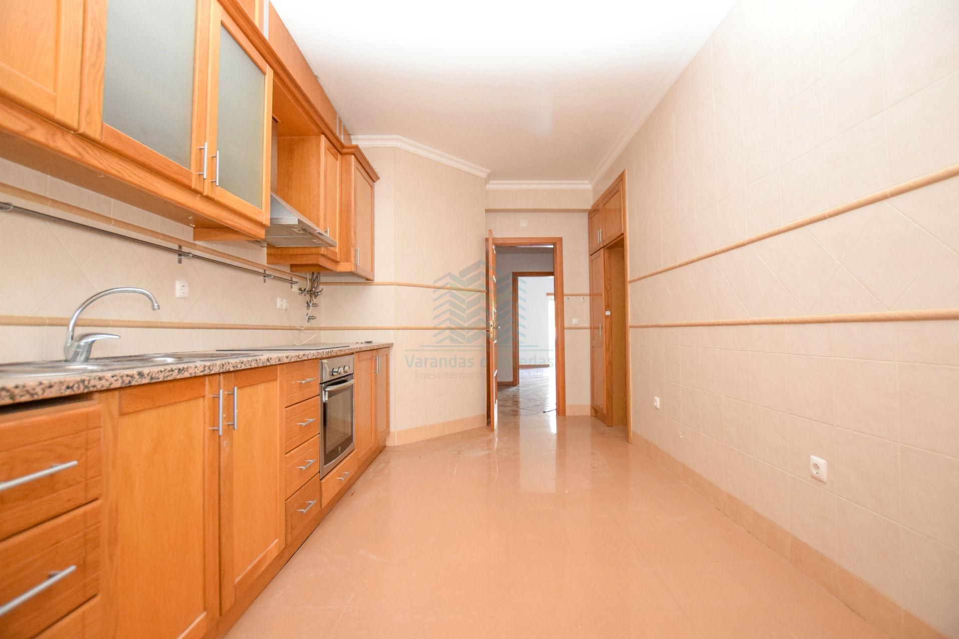 Apartamento T3 com garagem e arrecadação - Casais Castelos - Riachos