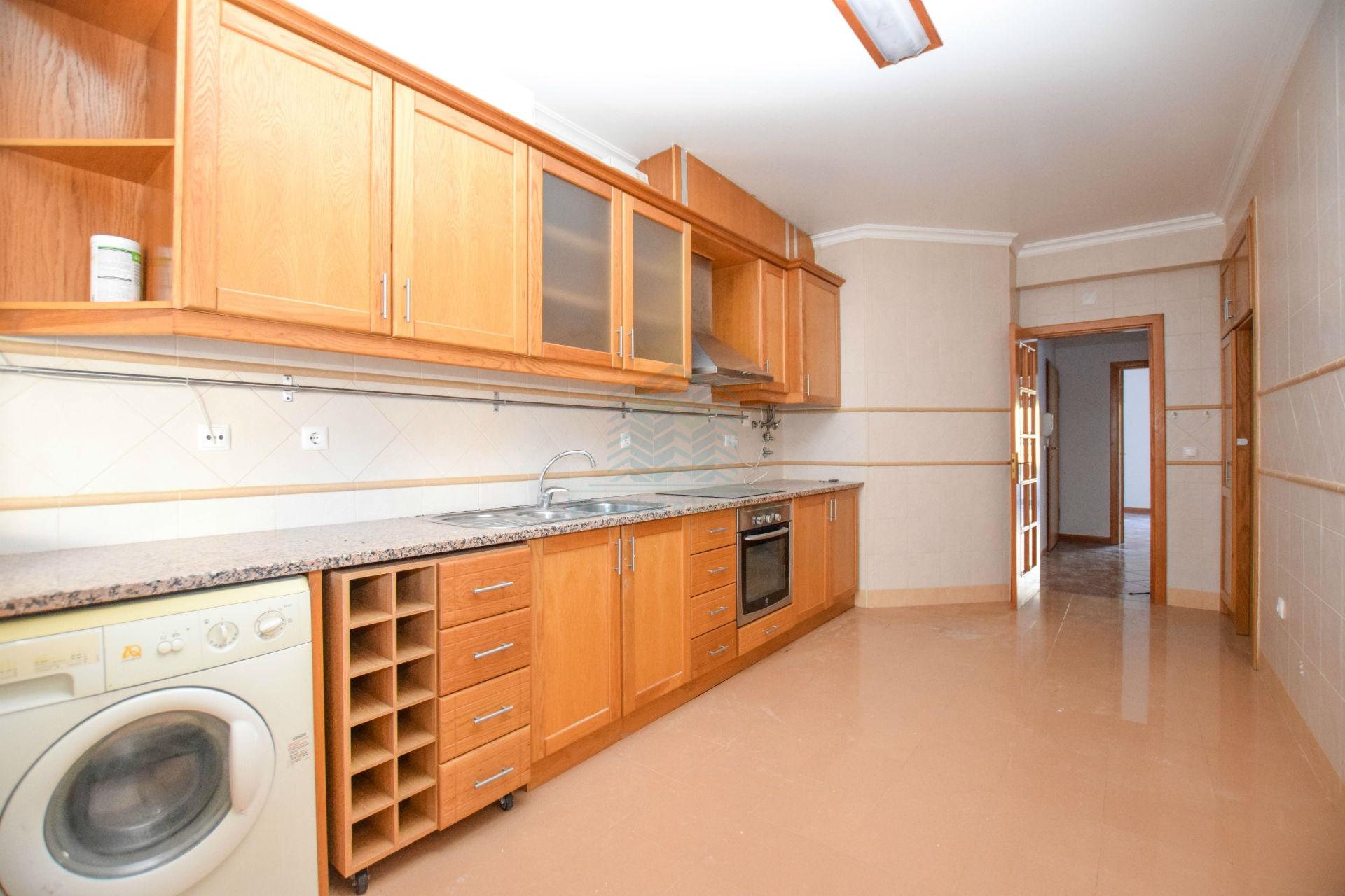 Apartamento T3 com garagem e arrecadação - Casais Castelos - Riachos