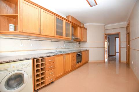 Apartamento T3 com garagem e arrecadação - Casais Castelos - Riachos