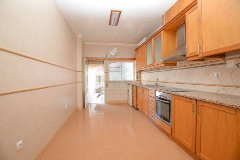 Apartamento T3 com garagem e arrecadação - Casais Castelos - Riachos