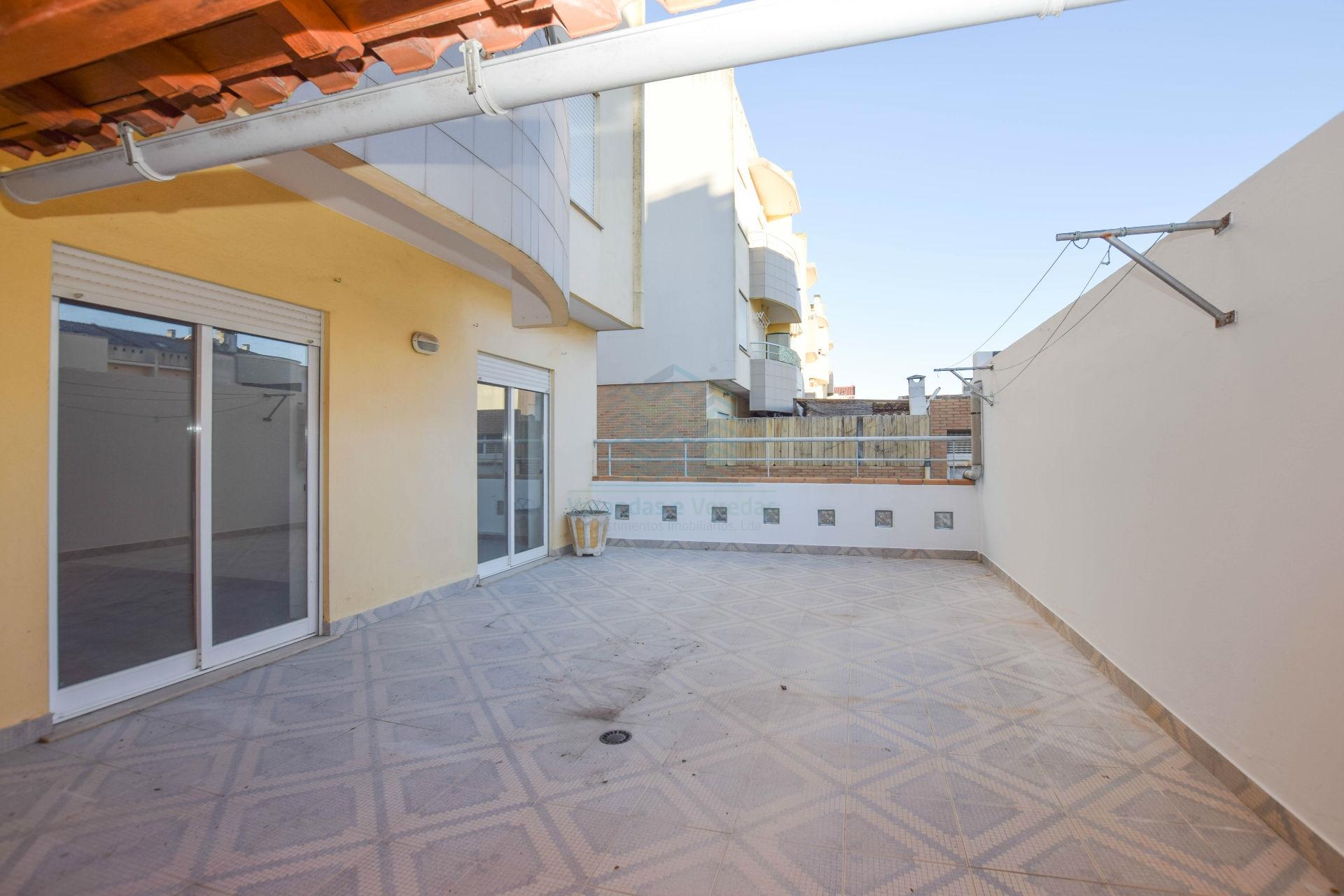 Apartamento T3 com garagem e arrecadação - Casais Castelos - Riachos