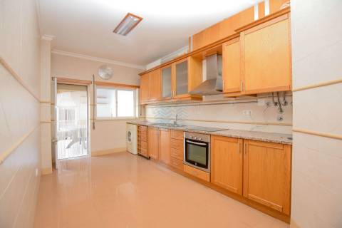 Apartamento T3 com garagem e arrecadação - Casais Castelos - Riachos