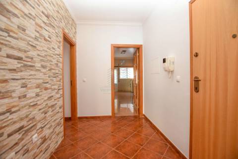 Apartamento T3 com garagem e arrecadação - Casais Castelos - Riachos
