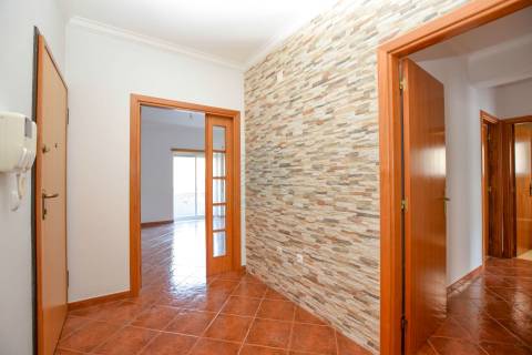 Apartamento T3 com garagem e arrecadação - Casais Castelos - Riachos