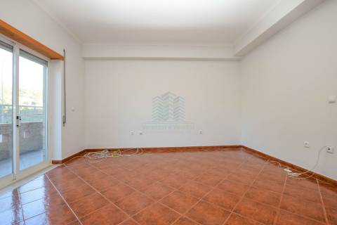 Apartamento T3 com garagem e arrecadação - Casais Castelos - Riachos