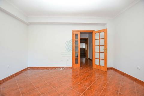 Apartamento T3 com garagem e arrecadação - Casais Castelos - Riachos