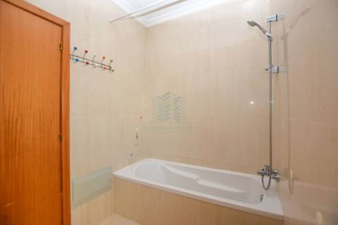 Apartamento T3 com garagem e arrecadação - Casais Castelos - Riachos