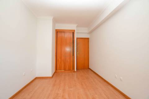 Apartamento T3 com garagem e arrecadação - Casais Castelos - Riachos