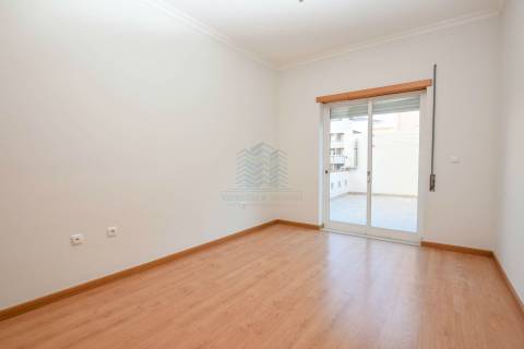 Apartamento T3 com garagem e arrecadação - Casais Castelos - Riachos