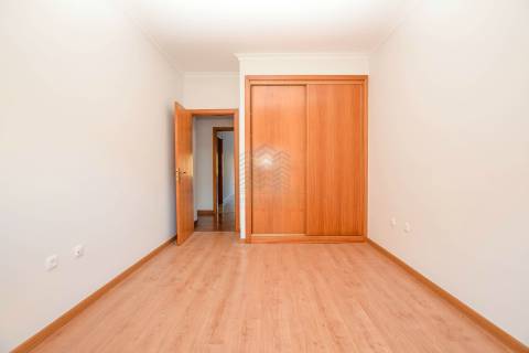 Apartamento T3 com garagem e arrecadação - Casais Castelos - Riachos