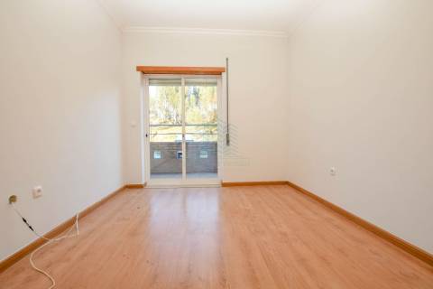 Apartamento T3 com garagem e arrecadação - Casais Castelos - Riachos