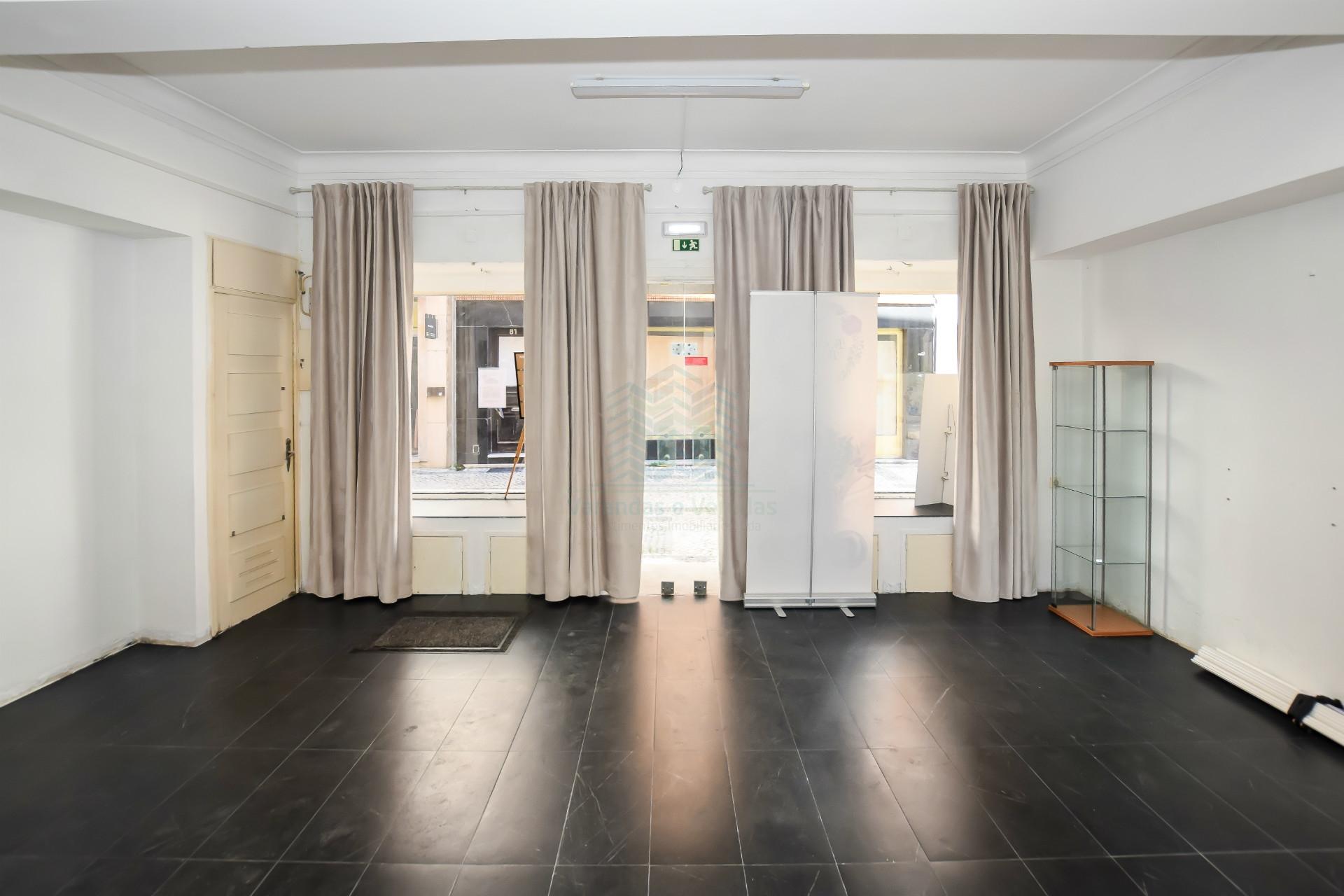 Loja em Torres Novas destinada a comércio/serviços