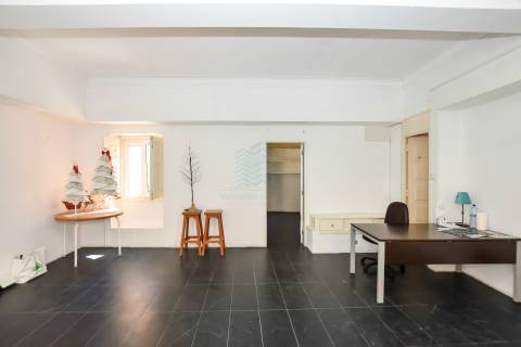 Loja em Torres Novas destinada a comércio/serviços