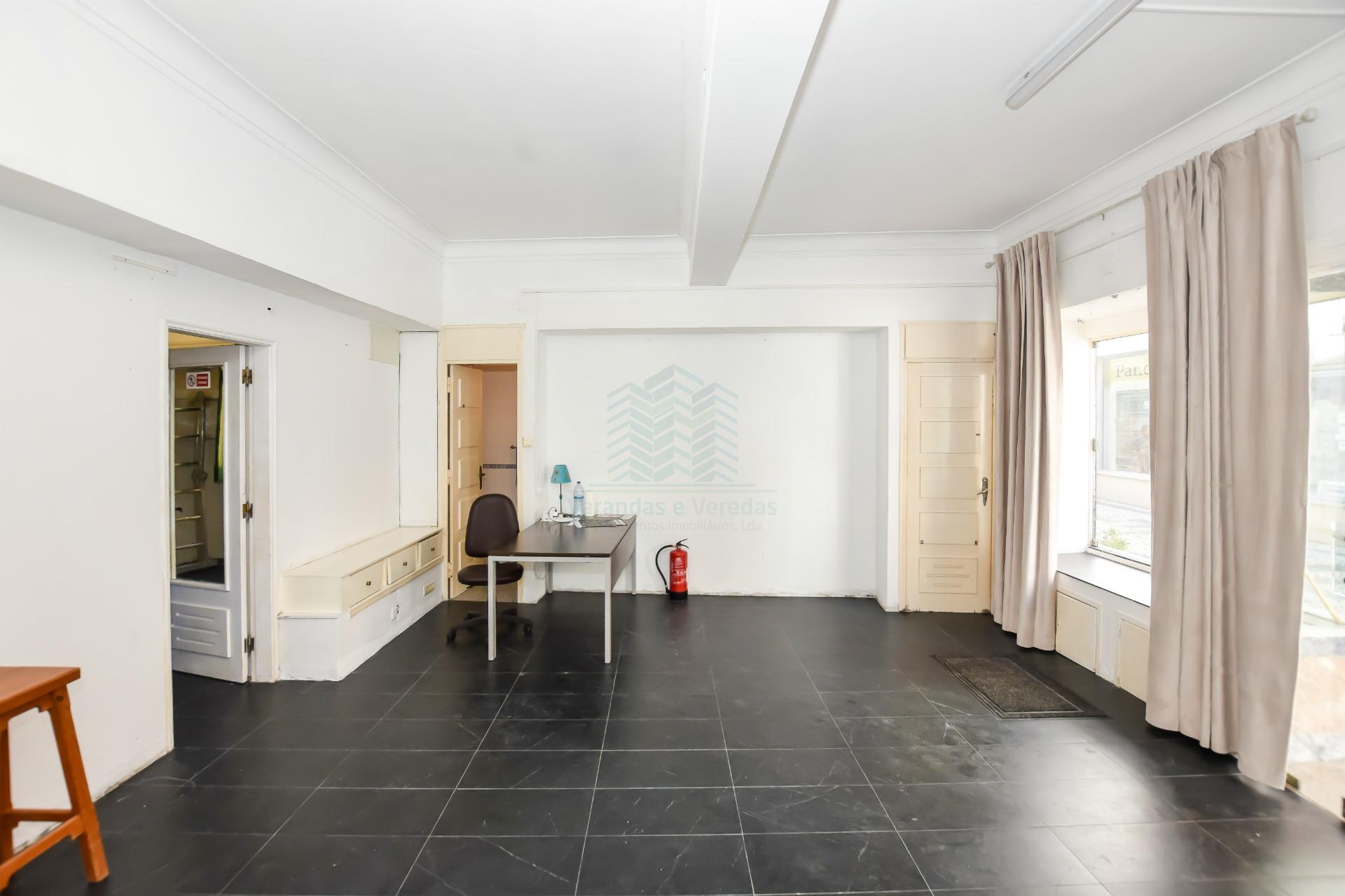 Loja em Torres Novas destinada a comércio/serviços