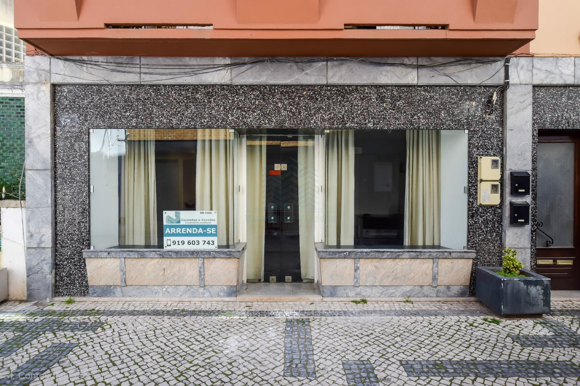 Loja em Torres Novas destinada a comércio/serviços