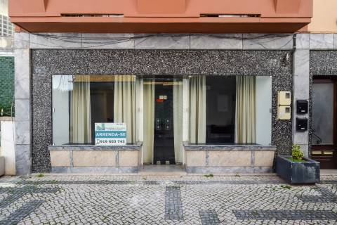 Loja em Torres Novas destinada a comércio/serviços