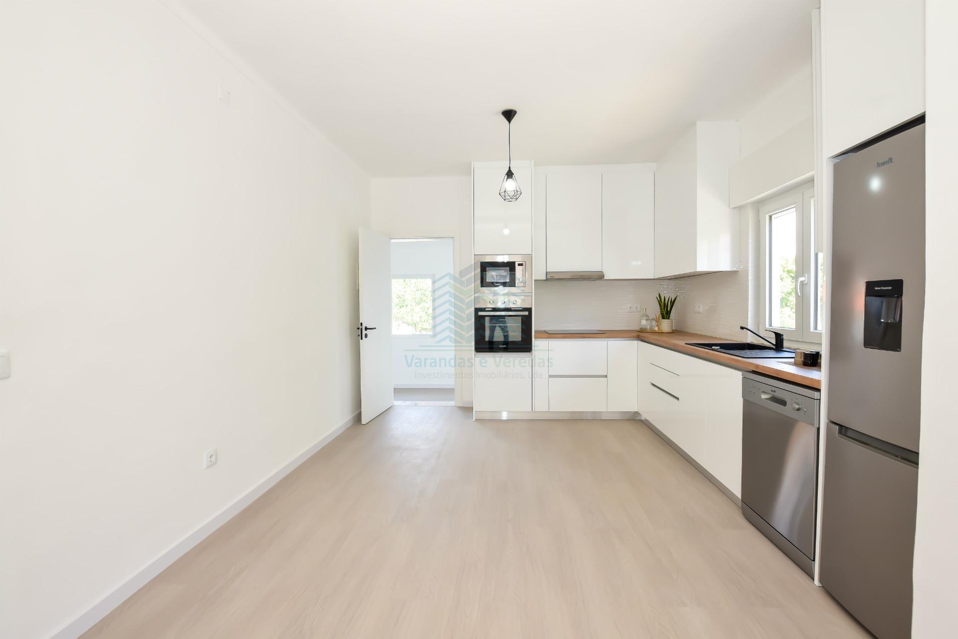 Moradia T3 remodelada com Anexos, Garagem e Poço.