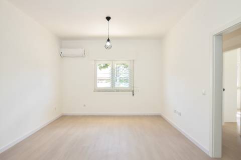 Moradia T3 remodelada com Anexos, Garagem e Poço.