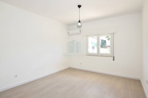 Moradia T3 remodelada com Anexos, Garagem e Poço.