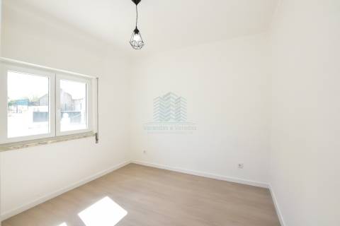 Moradia T3 remodelada com Anexos, Garagem e Poço.