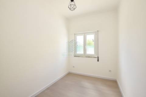 Moradia T3 remodelada com Anexos, Garagem e Poço.