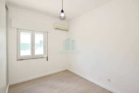 Moradia T3 remodelada com Anexos, Garagem e Poço.