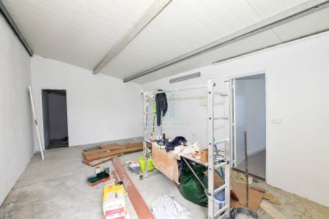 Moradia T3 remodelada com Anexos, Garagem e Poço.