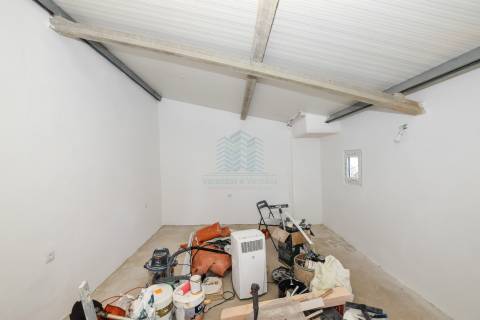 Moradia T3 remodelada com Anexos, Garagem e Poço.