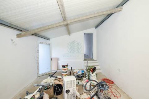 Moradia T3 remodelada com Anexos, Garagem e Poço.