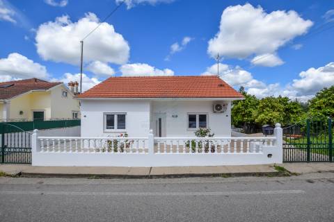 Moradia T3 remodelada com Anexos, Garagem e Poço.