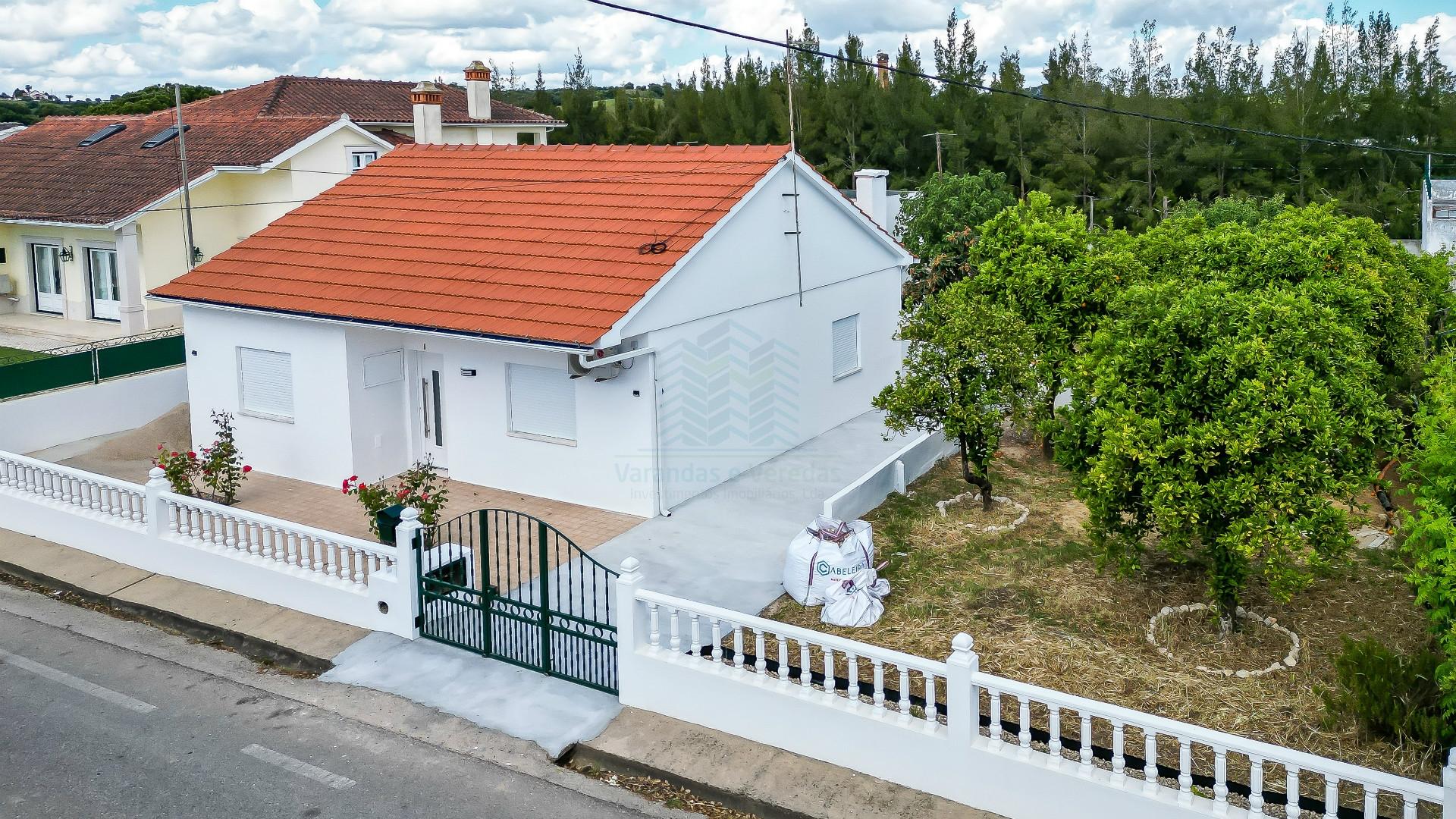 Moradia T3 remodelada com Anexos, Garagem e Poço.