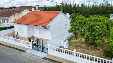 Moradia T3 remodelada com Anexos, Garagem e Poço.