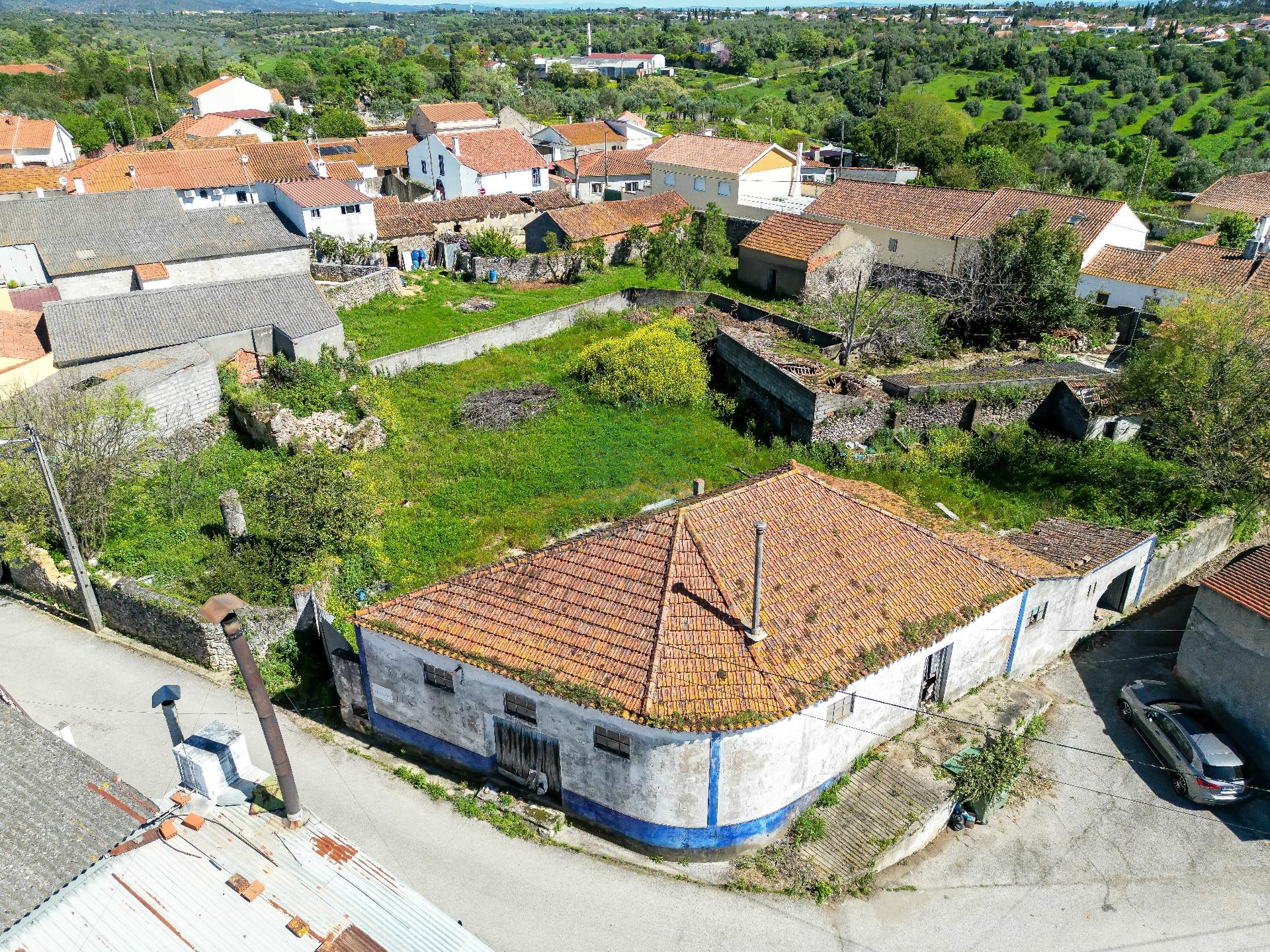 Moradia para Reconstrução com Terreno em Parceiros de São João