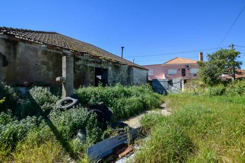 Moradia para Reconstrução com Terreno em Parceiros de São João