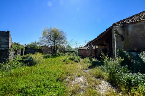 Moradia para Reconstrução com Terreno em Parceiros de São João