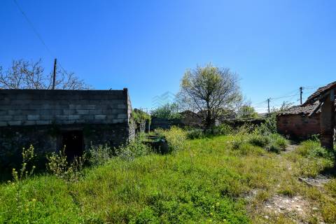 Moradia para Reconstrução com Terreno em Parceiros de São João