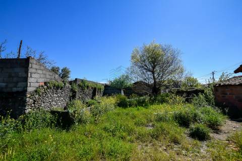 Moradia para Reconstrução com Terreno em Parceiros de São João