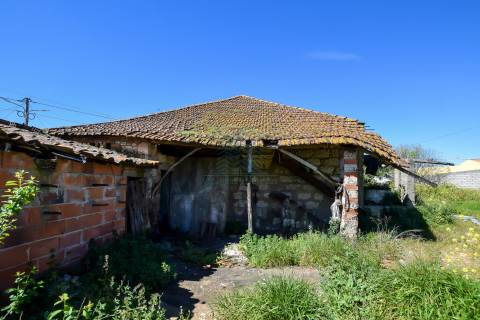 Moradia para Reconstrução com Terreno em Parceiros de São João
