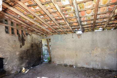 Moradia para Reconstrução com Terreno em Parceiros de São João