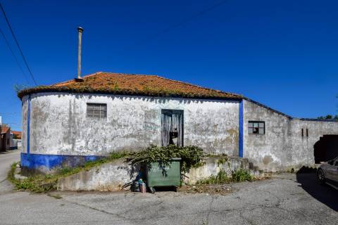 Moradia para Reconstrução com Terreno em Parceiros de São João