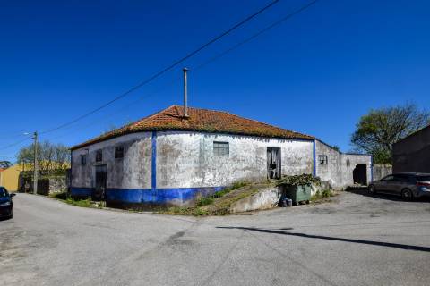 Moradia para Reconstrução com Terreno em Parceiros de São João