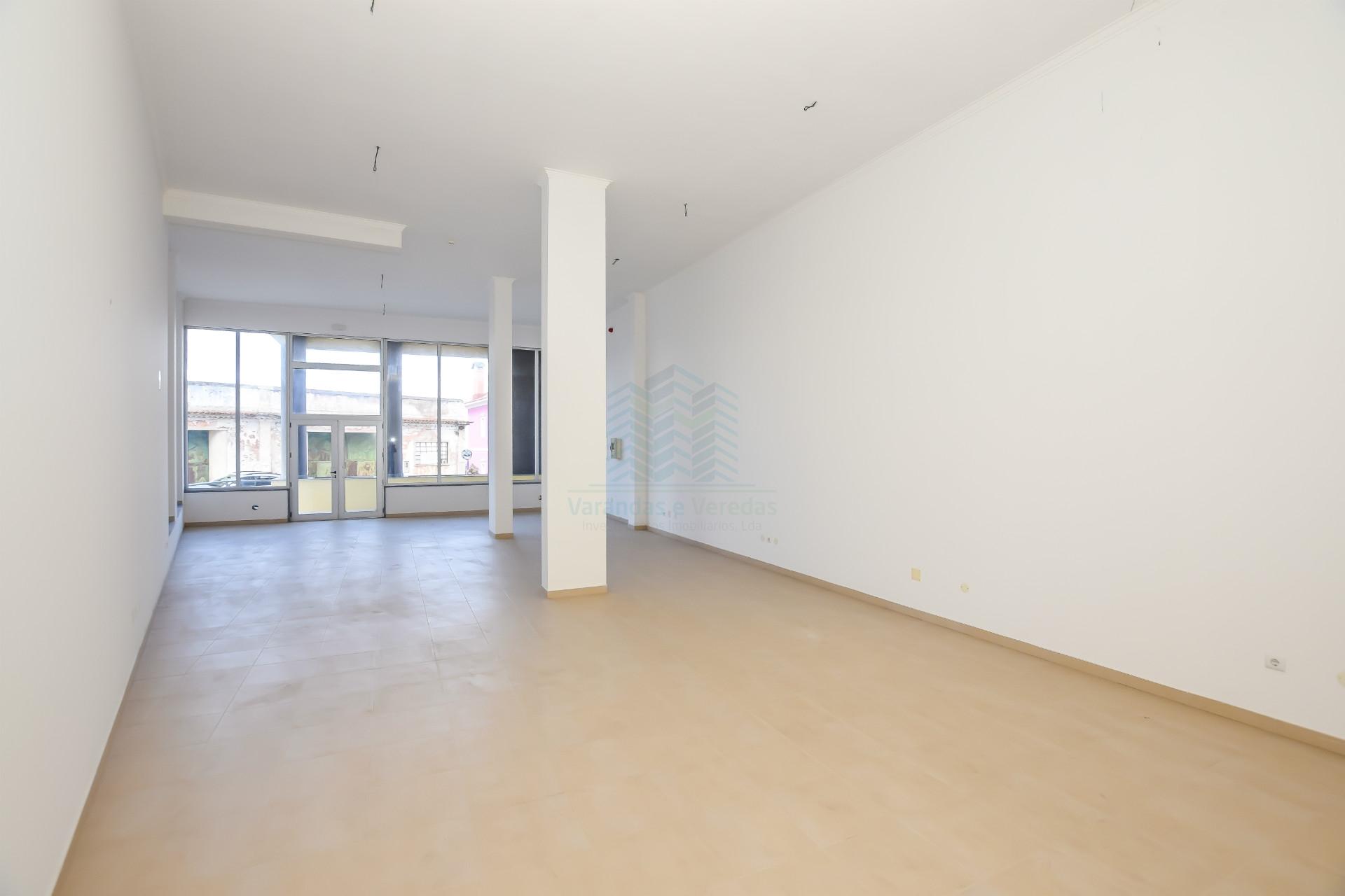 Loja para Comércio ou Serviços em Torres Novas – 170 m²
